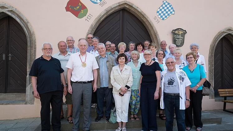 Brigitte Schaub (3. von rechts vorne) und ihr Mann Günter Schaub (links vorne) waren Gastgeber für die Ehrenmitglieder im Deutschen Karnevalsverband. Foto: Michael Schaub