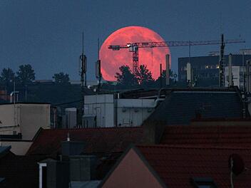 Um den Blutmond am Montagmorgen am 28. September 2015 sehen oder fotografieren zu können, muss man früh aufstehen! Um 04.11 Uhr beginnt die totale Mondfinsternis. Bis 05.24 Uhr bleibt der Mond komplett im Kernschatten der Erde. Foto: Karl-Josef Hildenbrand /dpa