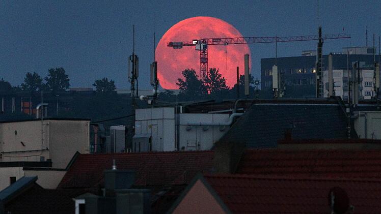 Um den Blutmond am Montagmorgen am 28. September 2015 sehen oder fotografieren zu können, muss man früh aufstehen! Um 04.11 Uhr beginnt die totale Mondfinsternis. Bis 05.24 Uhr bleibt der Mond komplett im Kernschatten der Erde. Foto: Karl-Josef Hildenbrand /dpa