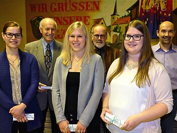 Anerkennung von der Gemeinde gab's von Bürgermeister August Weingart (4. von links) für Julia Weingart, Dieter Hesselbach, Annalena Halbig, Lisa Keller und Stefan Diez. Foto: Gerd Schaar