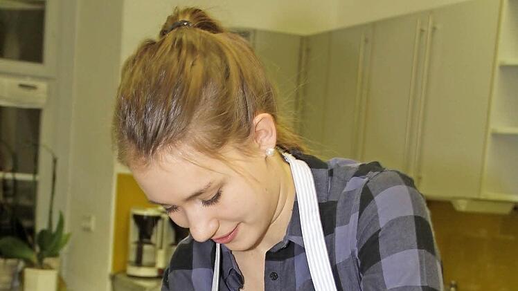 Mit den richtigen Handgriffen ist das Filetieren eines Fisches kein Problem, wie Tanja Zipfel beweist.  Foto: Gerda Völk