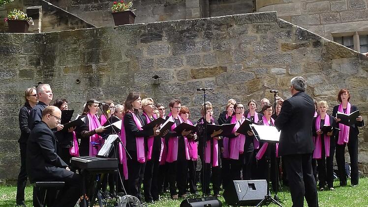 Unter der Leitung von Sigurd Knopp sang der SMS-Chor Ludwigsstadt das Luther-Oratorium von Siegfried Fietz auf der Veste. Foto: Jochen Berger