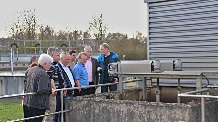 Abwassermeister Walter Reuter (6. von rechts) gab Auskunft über Probleme der Abwasseranlage und erklärte deren Wirkungsweise. Mit im Bild 2. Bürgermeister Harald Pascher (rechts) und 1. Bürgermeister Jürgen Hennemann