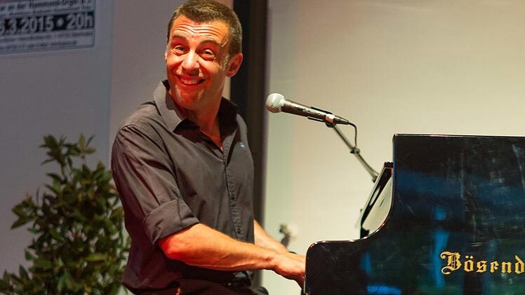 Martin Schmitt am Fl&uuml;gel auf der Piano-B&uuml;hne.  Marco Pusch
