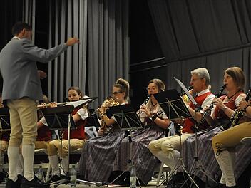 Die Steinacher Musikanten unter der musikalischen Leitung von Bernd Borst verstehen es immer wieder, ihr Publikum zu begeistern. Foto: Peter Klopf
