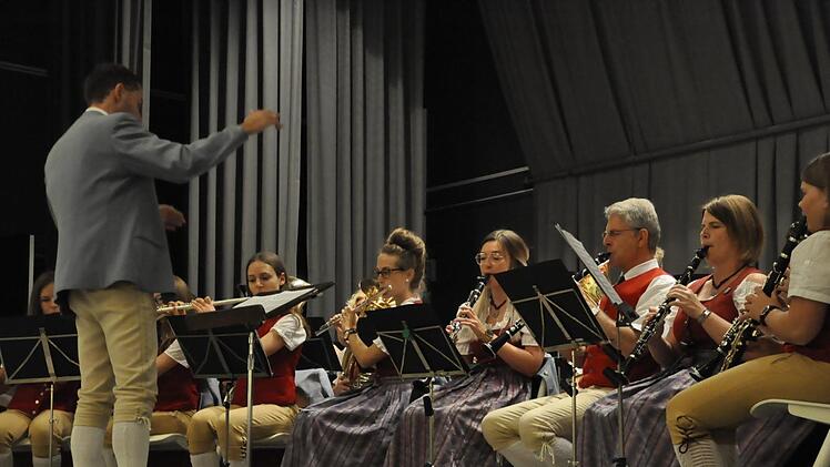 Die Steinacher Musikanten unter der musikalischen Leitung von Bernd Borst verstehen es immer wieder, ihr Publikum zu begeistern. Foto: Peter Klopf