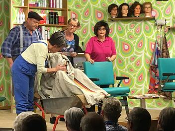 Meta (Stefanie Schlereth), Gisbert (Andreas Pfülb), Hermine (Christa Kliem) und Thea (Margot Eckert) haben ihr Opfer gut verpackt. Fotos: Alexander Pfülb