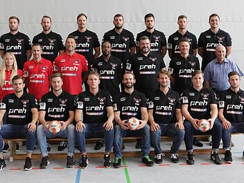 Mit dieser Mannschaft geht der HSC Bad Neustadt in die Saison 2019/20 in der 3. Liga Mitte (hinten von links): Max Bauer, Vilim Leskovec, Franziskus Gerr, Jure Fistonic, Maximilian Drude, Christopher Früh, Léon Rastner sowie (Mitte von links) Luisa Braun (Ergotherapeutin), Carsten Pusch (Fitnesstrainer), Chrischa Hannawald (Trainer), Gary Hines, Volker Thiel (Vorsitzender HSC Bad Neustadt), Dr. Tobias Fröhling (Mannschaftsarzt), Dieter Schulz (Geschäftsführer HSC Bad Neustadt GmbH & Co. KG) u...