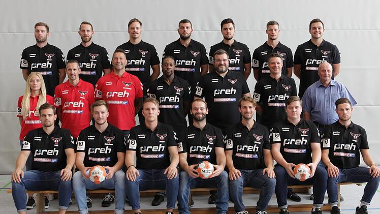 Mit dieser Mannschaft geht der HSC Bad Neustadt in die Saison 2019/20 in der 3. Liga Mitte (hinten von links): Max Bauer, Vilim Leskovec, Franziskus Gerr, Jure Fistonic, Maximilian Drude, Christopher Früh, Léon Rastner sowie (Mitte von links) Luisa Braun (Ergotherapeutin), Carsten Pusch (Fitnesstrainer), Chrischa Hannawald (Trainer), Gary Hines, Volker Thiel (Vorsitzender HSC Bad Neustadt), Dr. Tobias Fröhling (Mannschaftsarzt), Dieter Schulz (Geschäftsführer HSC Bad Neustadt GmbH & Co. KG) u...