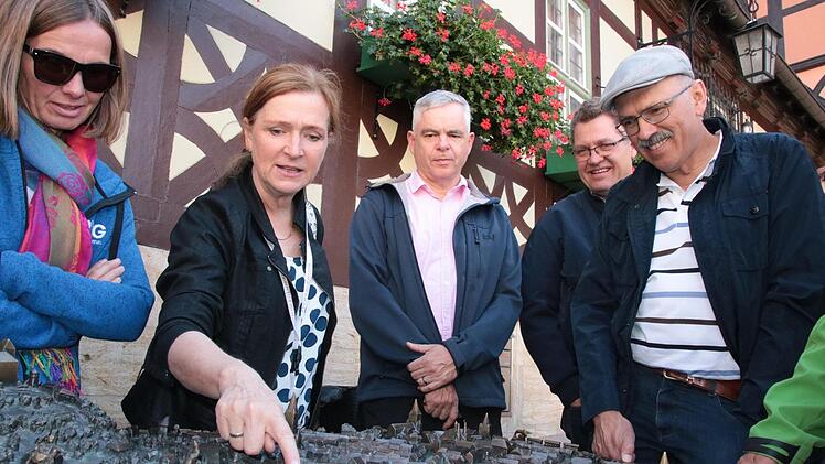 Hier erläutert eine Gästeführerin anhand eines Modells für Blinde und Sehbehinderte die Struktur der Stadt Wernigerode. Fotos: Ralf Ruppert