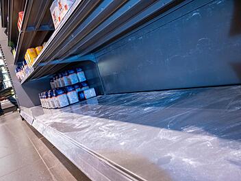 Leere Regale bei Aldi, Rewe und Co.: Ukraine-Krieg und Hamsterkäufe - all diese Produkte werden knapp
