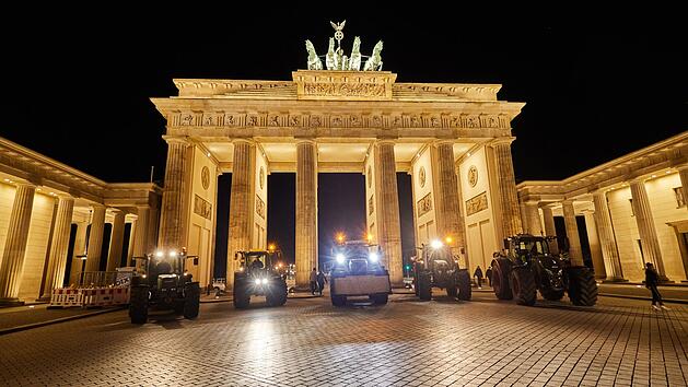 Landwirte mit Traktoren vor Brandenburger Tor