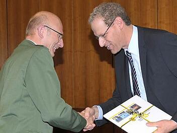 Herzogenaurachs Bürgermeister German Hacker (r.) dankte Emil Zehner, der in der Stadt zehn Jahre als Polizeichef diente. Fotos: Roland Meister