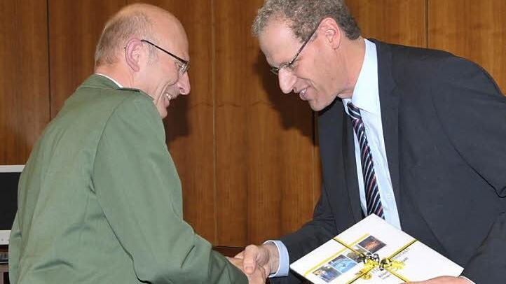 Herzogenaurachs Bürgermeister German Hacker (r.) dankte Emil Zehner, der in der Stadt zehn Jahre als Polizeichef diente. Fotos: Roland Meister