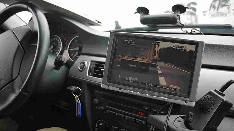 Abstandsmessung aus einem Fahrzeug heraus.