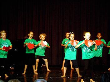 Mit einem "Zumba"-Tanz und mit symbolischen Herzen bereicherte die Klasse 2cG die Feier zur Verabschiedung von Rektorin Anna Elisabeth Brecht in den Ruhestand. Fotos: Alfons Beuerlein
