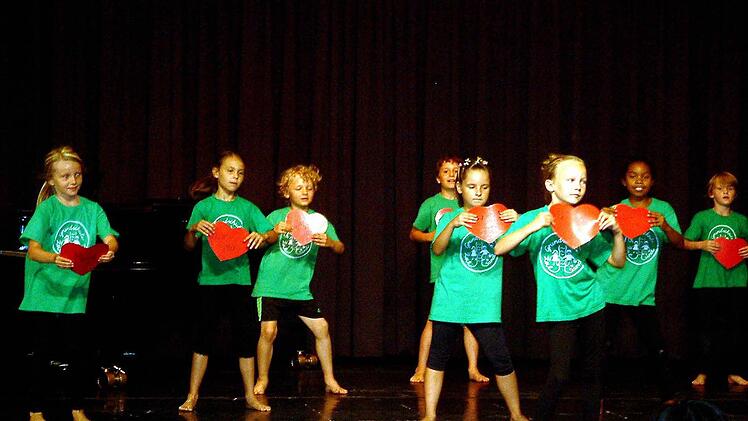 Mit einem "Zumba"-Tanz und mit symbolischen Herzen bereicherte die Klasse 2cG die Feier zur Verabschiedung von Rektorin Anna Elisabeth Brecht in den Ruhestand. Fotos: Alfons Beuerlein