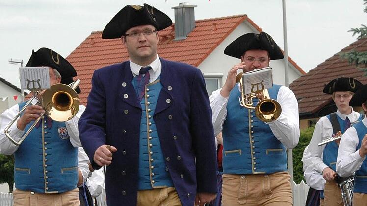 Was wäre ein Festzug ohne Marschmusik, wie hier mit der Bläservereinigung Markt Burkardroth. Damit das funktioniert, bietet der Kreisverband Bad Kissingen des Nordbayerischen Musikbundes seinen Mitgliedskapellen einen "Coachingtag" für Maschmusik. Foto: Peter Klopf