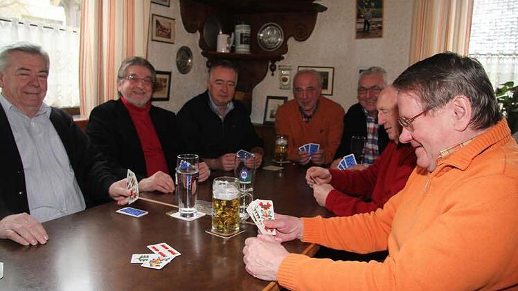 Beim Schnauz-Karten zählt Teamgeist und die Geselligkeit. Vor einem halben Jahrhundert haben sich die Schnauzer im Home Rudl in Wallenfels zum ersten Mal getroffen, seitdem treffen sie sich jeden Sonntag in der Wirtschaft