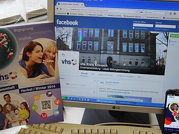 Gedruckt, auf dem Bildschirm oder als App, die Volkshochschule nutzt traditionelle wie moderne Wege, um ihr Programm publik zu machen und alle Altersschichten zu erreichen. Fotos: Marco Meißner