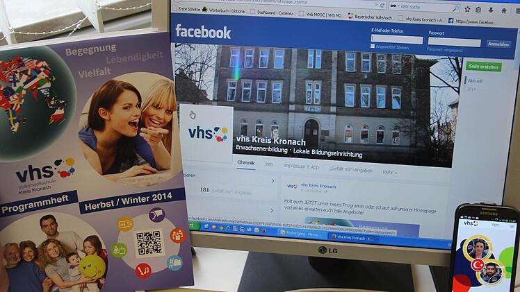 Gedruckt, auf dem Bildschirm oder als App, die Volkshochschule nutzt traditionelle wie moderne Wege, um ihr Programm publik zu machen und alle Altersschichten zu erreichen. Fotos: Marco Meißner