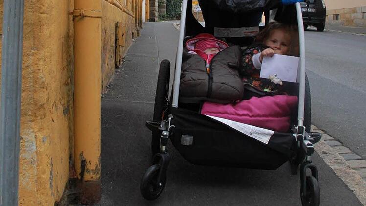 Auch Mutter Carolin Behringer und ihre Töchter Marlene und Charlotte schätzen die barrierefreien Gehwege, wenn sie mit dem Kinderwagen unterwegs sind. Foto: Lisa Kieslinger