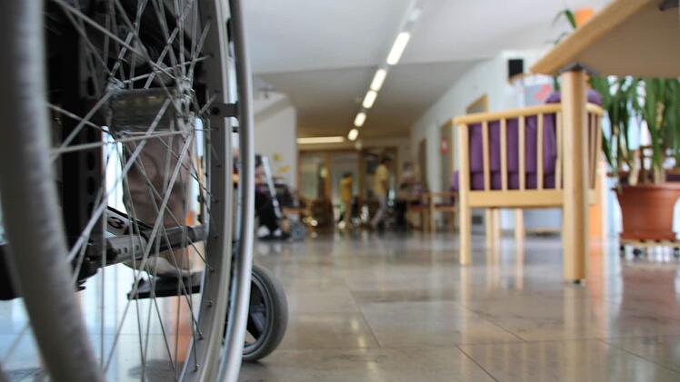 Zum Mittagessen wurde für Rollstuhlfahrer in St. Marien mehr Platz geschaffen. Foto: Matthias Beetz