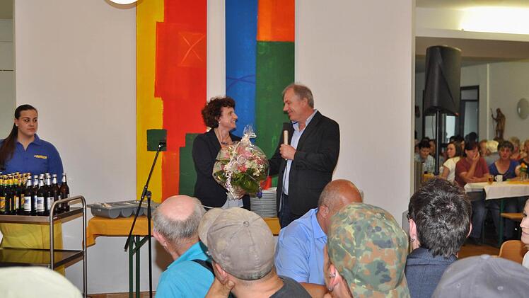 Den Dank der Handwerker für die gute Zusammenarbeit und das konstruktive, vertrauensvolle Miteinander drückte Dipl.-Ingenieur Josef Fugmann aus und überreichte Blumen an Gesamtleiterin Sabine Schubert. Foto: Ingrid Kohles