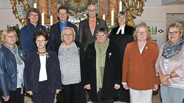 Die goldenen Konfirmanden (vorne, von links) Heidi Neumann, Monika Morath, Veronika Barth, Ingrid Ulbrich, Hildegard Langer und Gerlinde Huber sowie (dahinter, von links) Manfred Kreutzer, Winfried Muntsch, Heinz Pöhlmann mit Pfarrerin Almut Weisensee