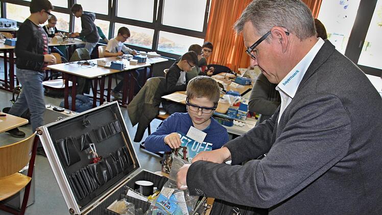 "Lagerist" Uwe Rosenberger bei der Materialausgabe an einen SchülerHelmut Will