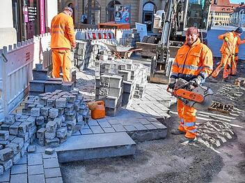Arbeiter trotzen Corona: Der Entsorgungs- und Baubetrieb der Stadt will die ruhige Situation in der Innenstadt w&auml;hrend der Ausgangsbeschr&auml;nkungen nutzen - und hat in der Hauptwachstra&szlig;e mit Pflasterarbeiten begonnen.  Foto: Ronald Rinklef