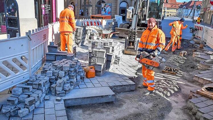 Arbeiter trotzen Corona: Der Entsorgungs- und Baubetrieb der Stadt will die ruhige Situation in der Innenstadt w&auml;hrend der Ausgangsbeschr&auml;nkungen nutzen - und hat in der Hauptwachstra&szlig;e mit Pflasterarbeiten begonnen.  Foto: Ronald Rinklef