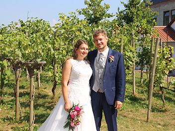 Das Brautpaar Julia Reizlein  und Sebastian Marsch  nach ihrer Trauung im Euerdorfer Museum vor den Rebstöcken im Museumshof.Hilmar Ruppert