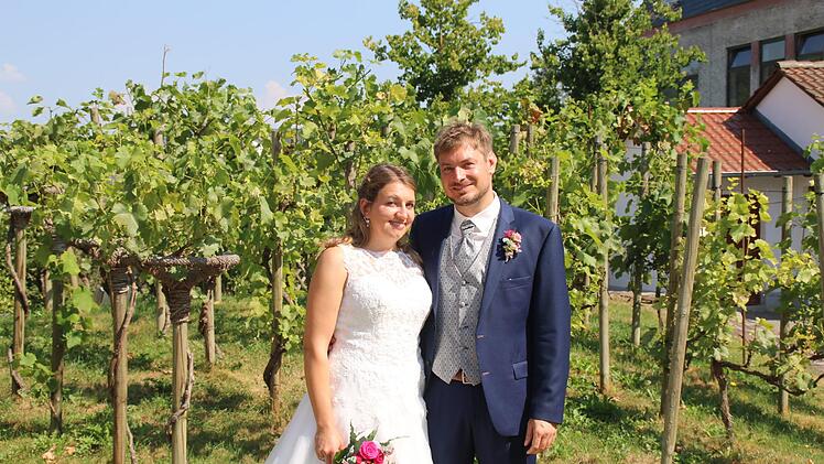 Das Brautpaar Julia Reizlein  und Sebastian Marsch  nach ihrer Trauung im Euerdorfer Museum vor den Rebstöcken im Museumshof.Hilmar Ruppert