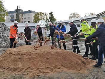 Zum offiziellen Spatenstich mit Oberbürgermeister Dirk Vogel (SPD, vierter von links) trafen sich Vertreter aus Architekturbüro, Baufirmen, Bauamt, Stadtrat und Schulleitung. Foto: Sigismund von Dobschütz