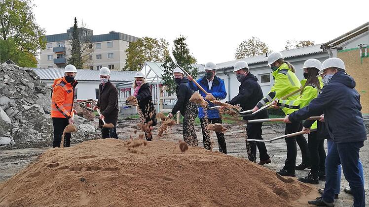 Zum offiziellen Spatenstich mit Oberbürgermeister Dirk Vogel (SPD, vierter von links) trafen sich Vertreter aus Architekturbüro, Baufirmen, Bauamt, Stadtrat und Schulleitung. Foto: Sigismund von Dobschütz