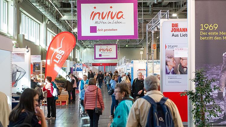 Besucherinnen und Besucher der inviva.