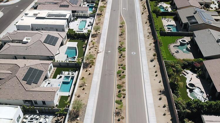 Pools im Vorgarten: eine standardisierte amerikanische Siedlung in Palm Springs.