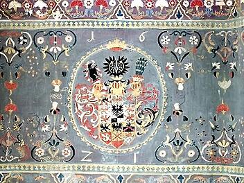 Inmitten des Emporenbehangs befindet sich das Wappen der Markgrafen von Brandenburg-Bayreuth. Foto: Reinhard Stelzer