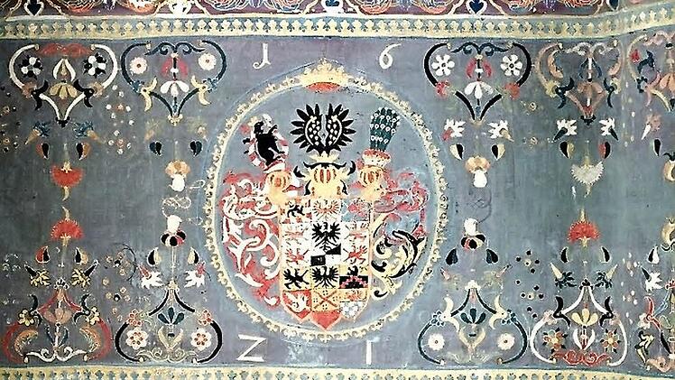Inmitten des Emporenbehangs befindet sich das Wappen der Markgrafen von Brandenburg-Bayreuth. Foto: Reinhard Stelzer