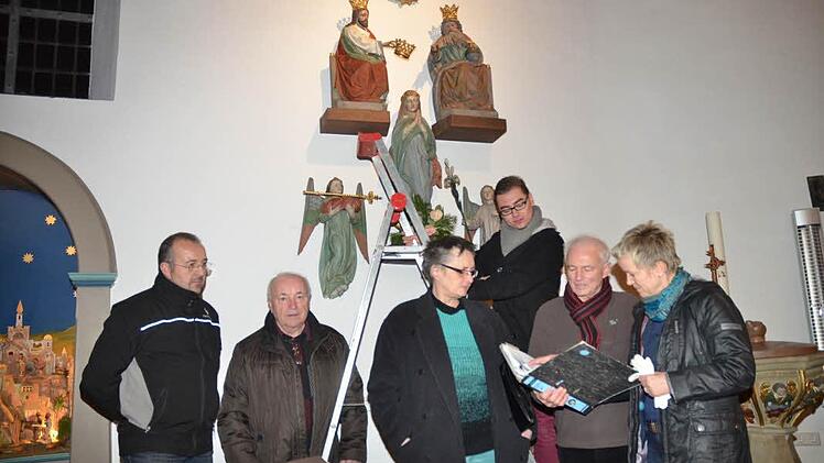 Roland Betz, Günther Dobner (Kirchenverwaltung), Marlies Hirsekorn (Wandrestauratorin, ausführende Künstlerin), Pfarrgemeinderat Lukas Löffler, Kirchenpfleger Heinz Kraus und Restauratorin Petra Zenkel (von links) inspizierten die im Hintergrund sichtbare, restaurierungsbedürftige Figurengruppe "Krönung Mariens". Diese ist derzeit an der Nordwand angebracht und soll später an ihren ursprünglichen Ort am Hochaltar an der Ostwand versetzt werden.