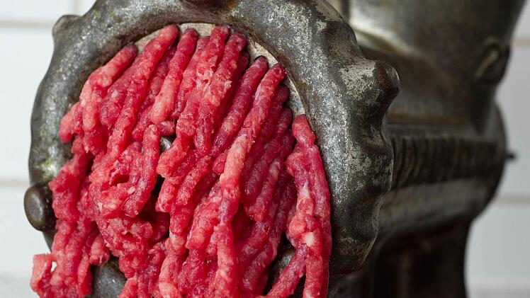 Nicht immer ist klar, was in der Fleischindustrie alles zusammengemischt wird. Foto: Patrick Pleul/dpa