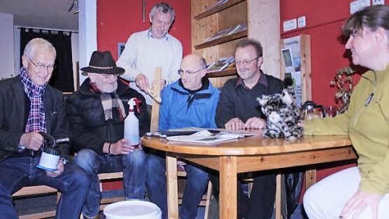 Fred Goller, Günter Lutz, Anton Reinhardt, Ulrich Völker, Michael Bäumler und Ute Hauptfleisch (v.l.) erinnern sich an die gemeinsame Aktion. Foto: R. Popp