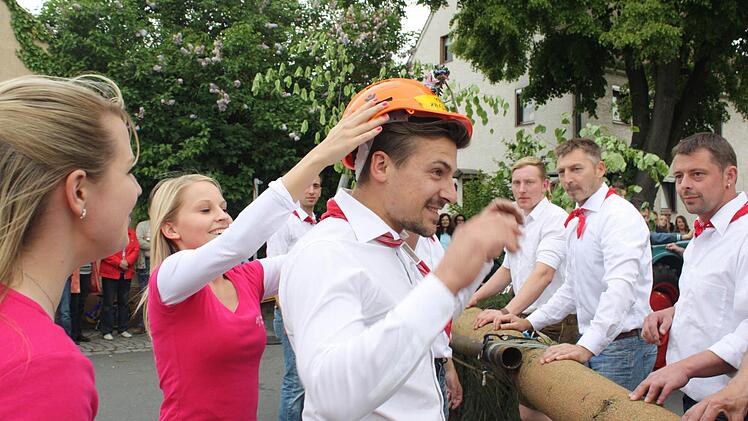 Florian bekommt von den Ortsmadla den Schutzhelm übergestülpt.