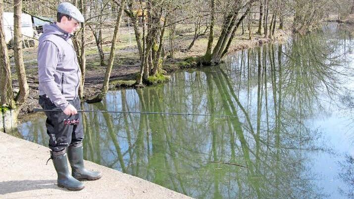 Michael Pfadenhauer aus Höfles versucht, einen Bachsaibling an die Angel zu bekommen. Foto: Rainer Glissnik