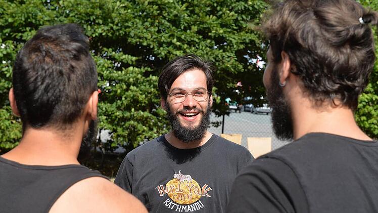 Samuel Keil (Mitte) hat die beiden Flüchtlinge Waseem und Tarek aus Syrien in Bamberg am Gabelmann kennengelernt. Die beiden Asylbewerber möchten anonym bleiben aus Angst vor Verfolgung und um ihre Familien. Foto: Ronald Rinklef