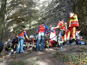 Rettung eines Verletzten nach einem Kletterunfall an den Mosenberger Wänden.  Foto: Bergwacht