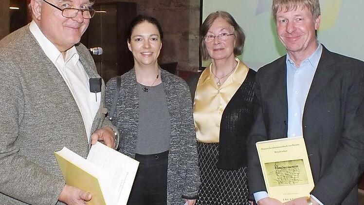 Dorothea Fastnacht (Dritte von rechts) mit den Kreisheimatpflegern des Landkreises Erlangen-Höchstadt: Bettina Keller und Manfred Welker sowie Rolf Dürschner (links), der in Möhrendorf die Wasserräder erforscht und dokumentiert hat. Foto: Magdalena Gosch