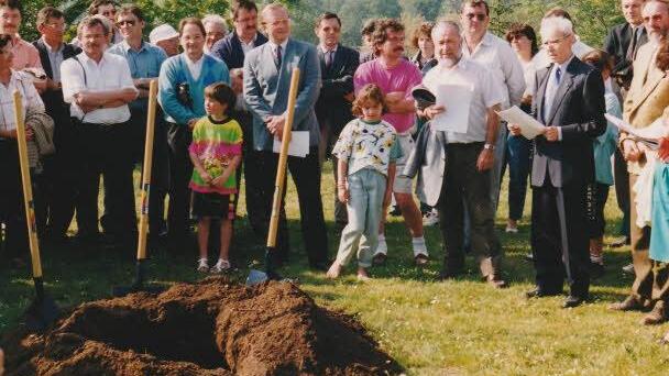 Zur Partnerschaftsbesiegelung in Hennebont pflanzten die befreundeten Esperantogruppen ein Partnerschaftsbäumchen - mittlerweile zu einem stattlichen Baum herangewachsen, ebenso wie der Partnerschaftsbaum, der schon 1986 in der Kronacher Strau gepflanzt worden war.