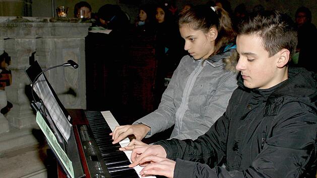 Sie begleiteten das Streicherensemble beim "Festlichen Marsch" von Johann Sebastian Bach gemeinsam am Klavier: Charlotte Hacker (Klasse 6a) und der Steinbacher Daniel Fritz aus der 9a. Fotos: Ralf Naumann
